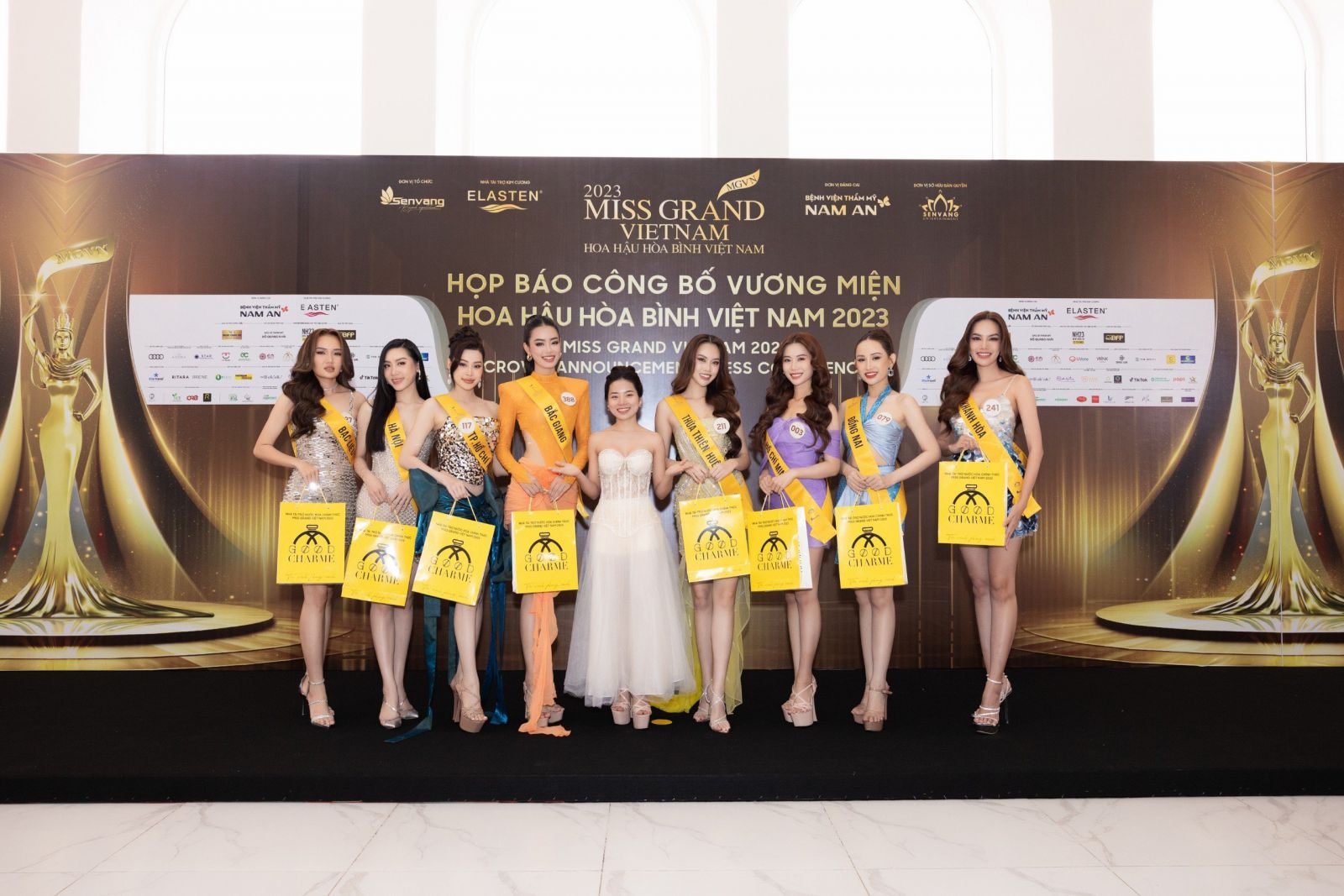 Đại diện GoodCharme trao quà cho các thí sinh Miss Grand Vietnam 2023