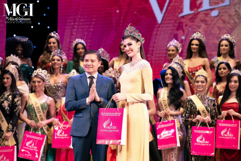 Ông Võ Sỹ Đạt – Đại diện NTT gửi những món quà hương thơm đến các thí sinh Miss Grand International 2023
