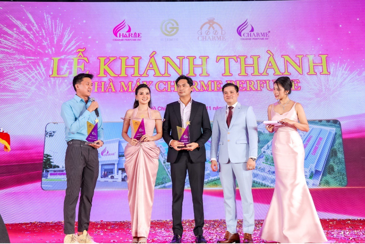 Diễn viên Quách Ngọc Tuyên, Minh Luân cùng ca sĩ Thiên Hương nhận cúp lưu niệm từ Charme Perfume