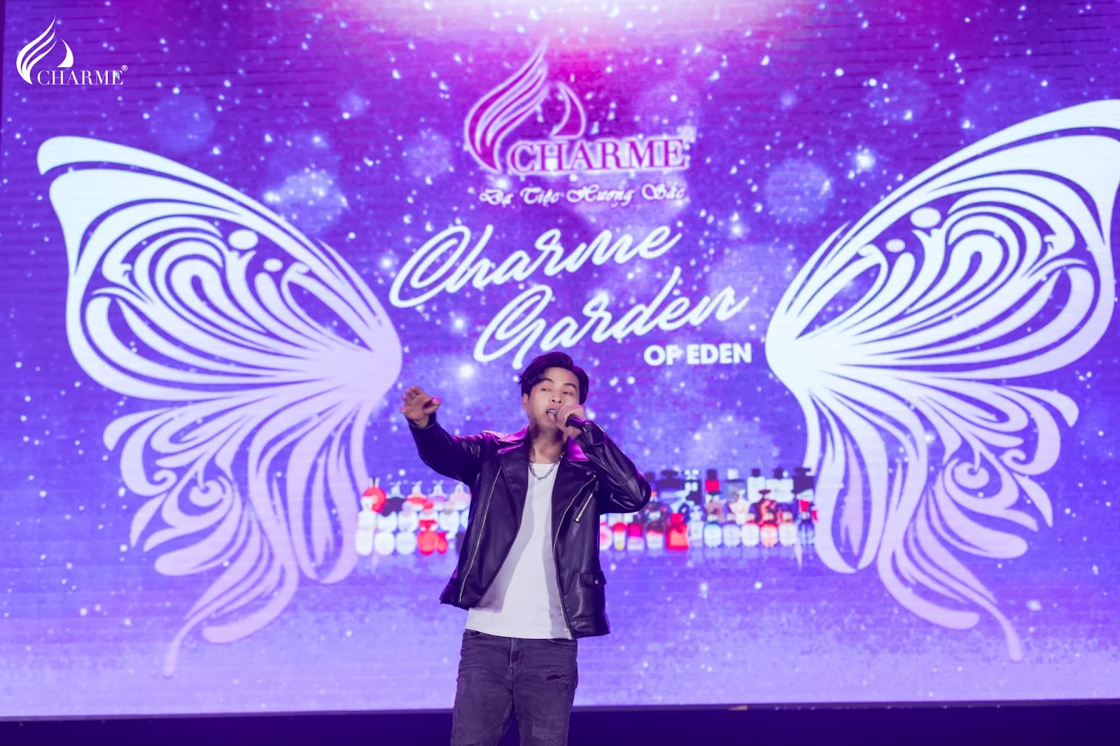 Nam ca sĩ Hồ Quang Hiếu khiến không khí sự kiện thêm nóng với loạt bản hit