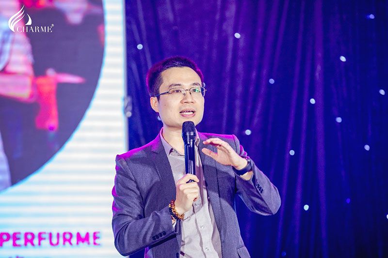 Giám đốc đào tạo Charme Perfume Nguyễn Thanh Tiến phát biểu tại sự kiện