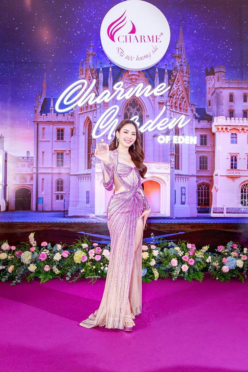 Nàng hậu Mai Phương duyên dáng tại event Charme Perfume