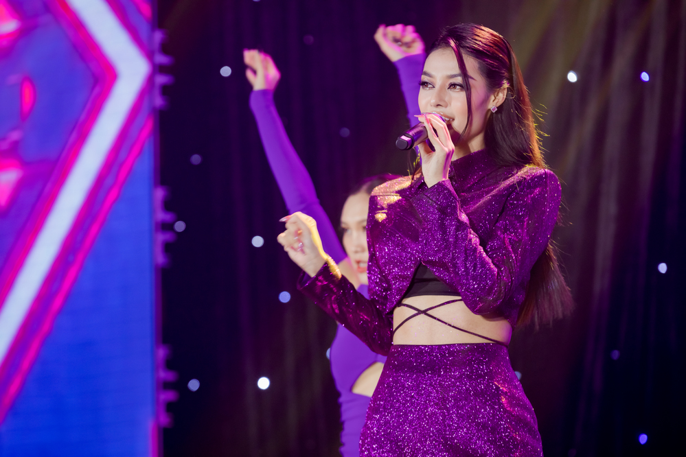Ca Sỹ - Á Hậu Miss Word 2019 Lona Kiều Loan mang đến tiết mục biểu diễn vô cùng sôi động.
