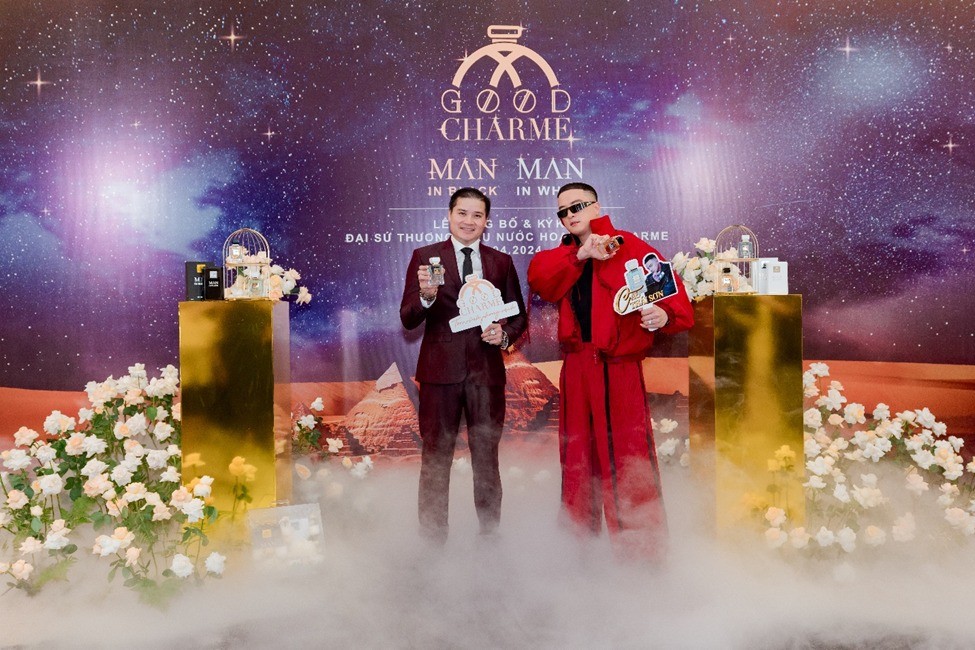 Tổng giám đốc GoodCharme Võ Sỹ Đạt và Nam ca sĩ  Cao Thái Sơn tại lễ công bố và ký kết đại sứ nước hoa GoodCharme Man In Black và Man In White