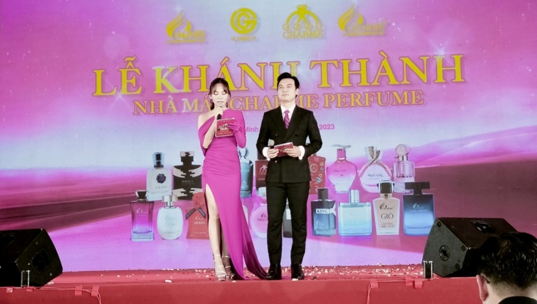 Miss Mai Phuong and MC Thien Vu..