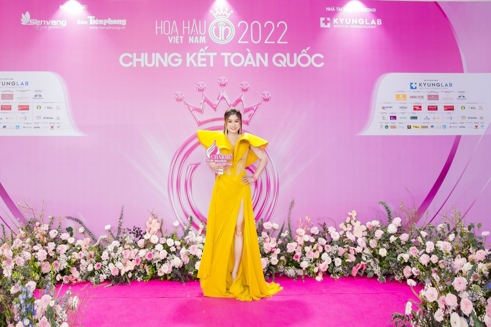 CEO Nguyễn Thị Thu Hường rạng rỡ trên thảm đỏ chung kết hoa hậu Việt Nam 2022