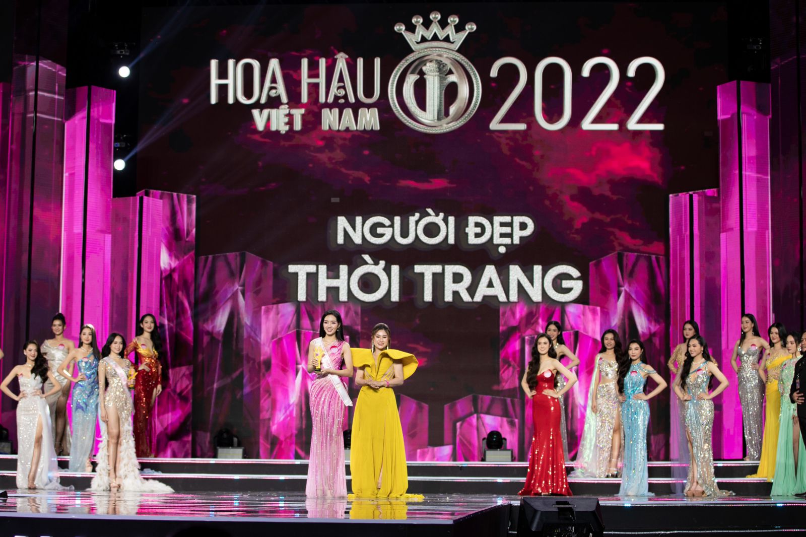 CEO Nguyễn Thị Thu Hường trao giải Người đẹp thời trang  cho thí sinh Trần Lê Mai Chi