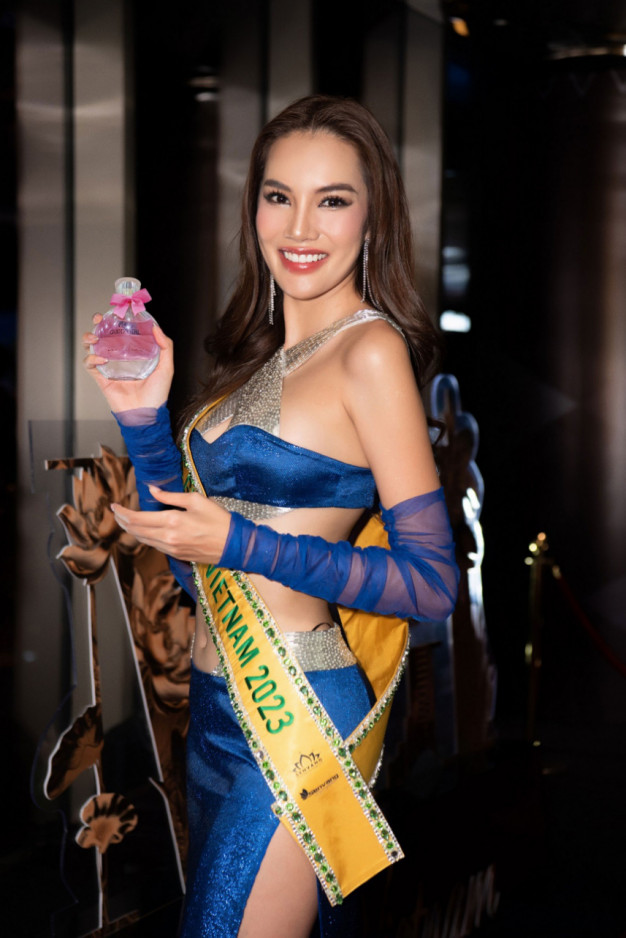 Đại diện Việt Nam – Hoa hậu Lê Hoàng Phương thu hút với nước hoa Charme Good Girl