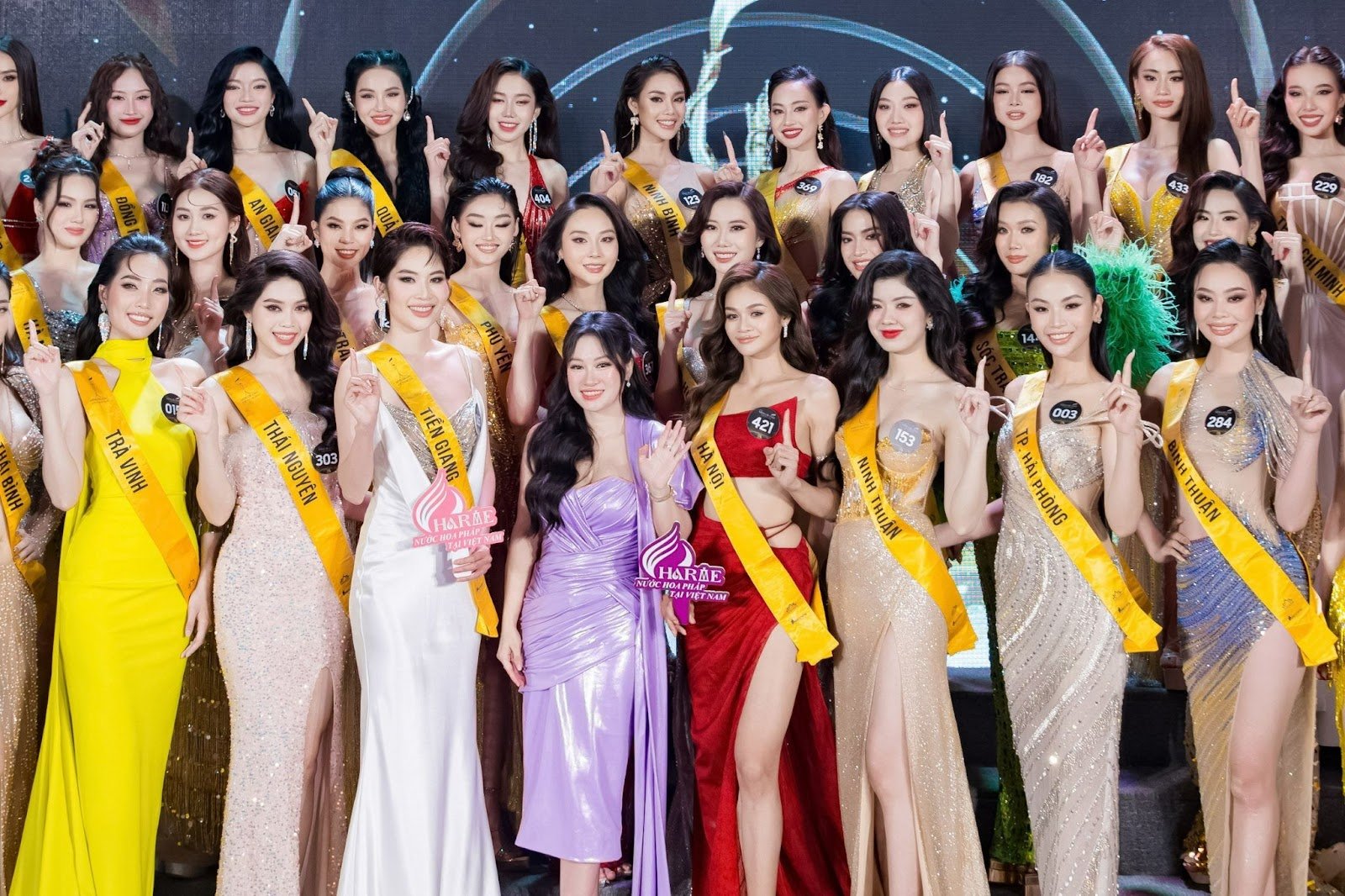 Dàn thí sinh Miss Grand Vietnam 2024 khoe nhan sắc rạng rỡ bên sản phẩm nước hoa Charme Perfume 