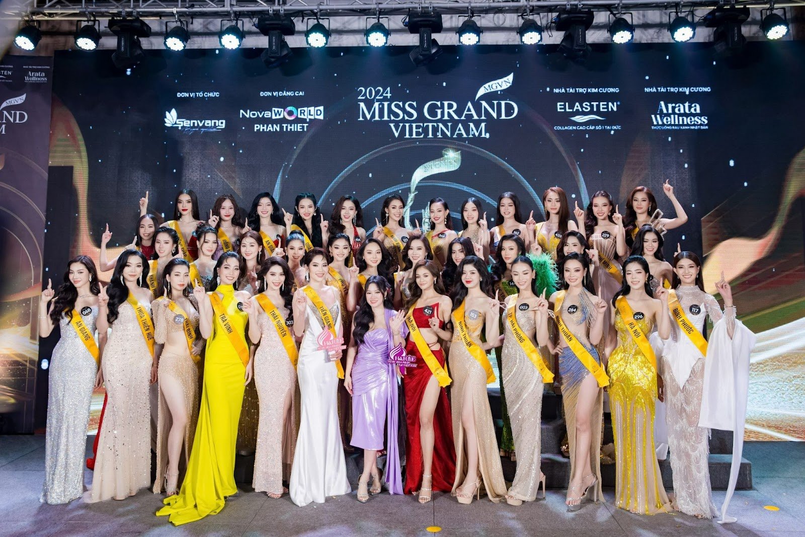 Thạc sĩ Nguyễn Thị Thu Hường – Đại diện Nhà tài trợ nước hoa Charme Perfume cùng các thí sinh Miss Grand VietNam 2024 