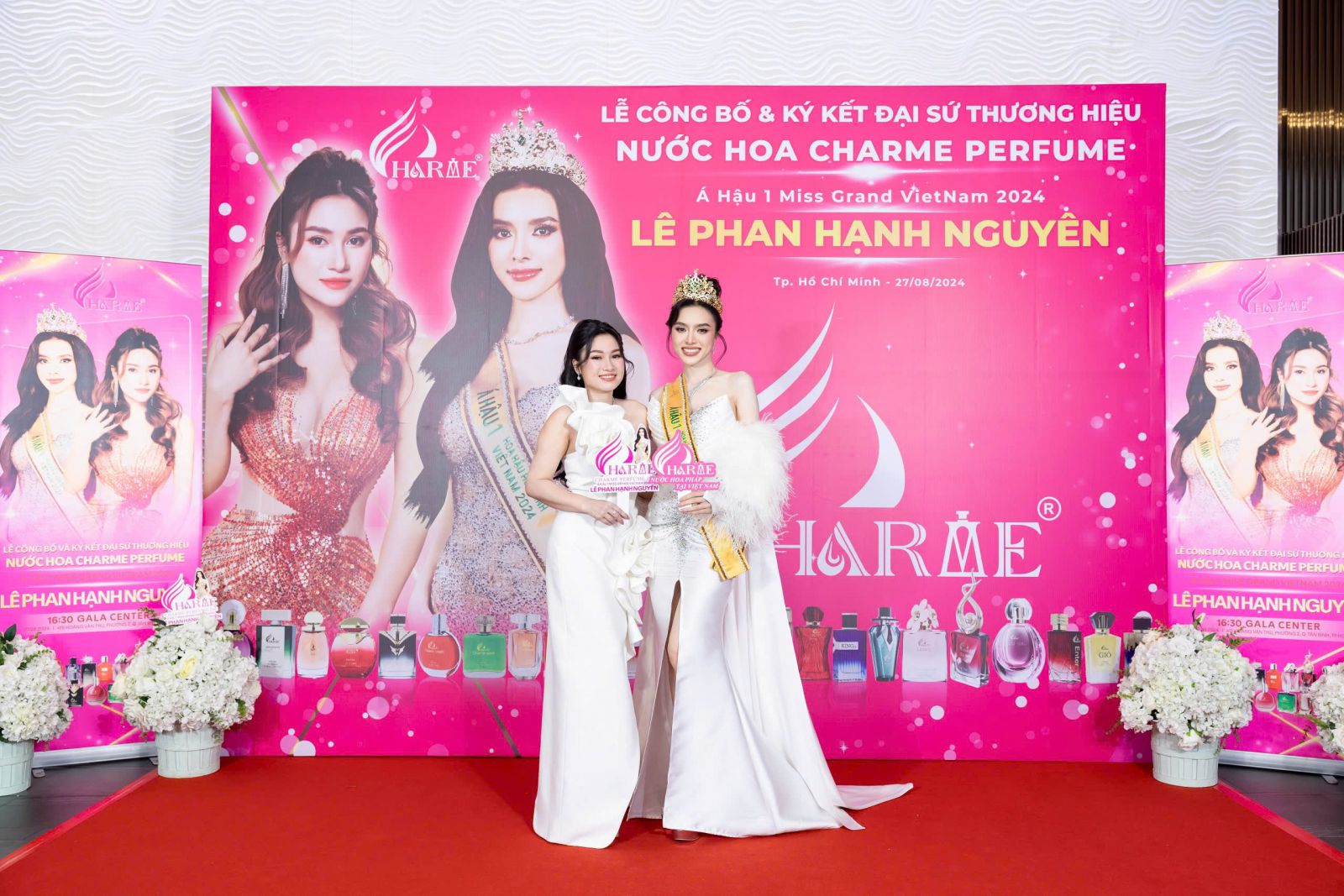 Đại sứ Hạnh Nguyên đọ sắc cùng CEO Charme Perfume - Thạc sĩ Nguyễn Thị Thu Hường trên thảm đỏ sự kiện