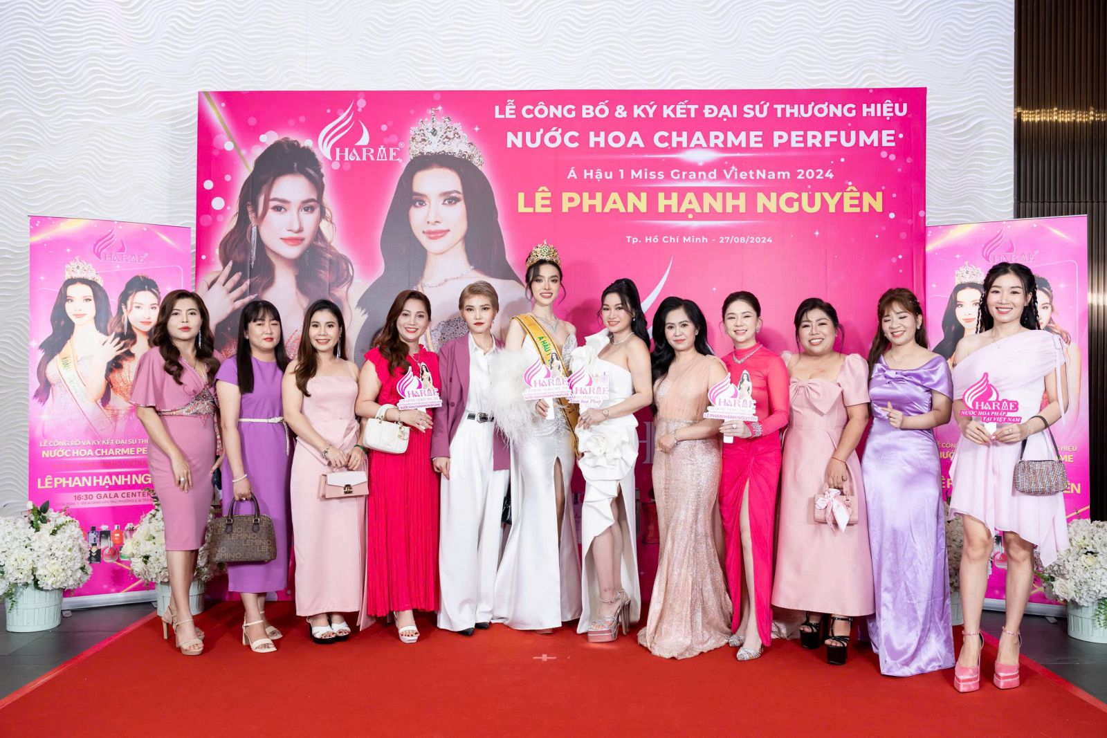 CEO Thu Hường, Đại sứ Hạnh Nguyên cùng các đại lý kinh doanh xuất sắc của Charme Perfume